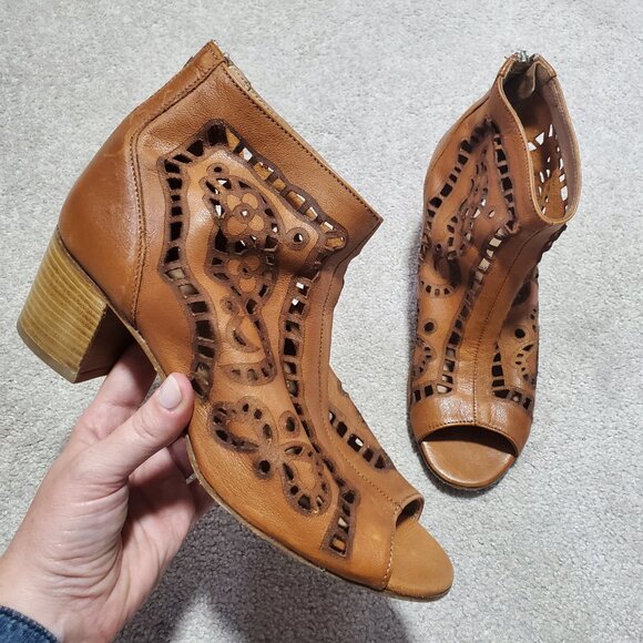 RON WHITE Italian Laser Cut-Out Peep Toe Ankle Booties Boots Brown Women's 39, 8 - Picture 1 of 11